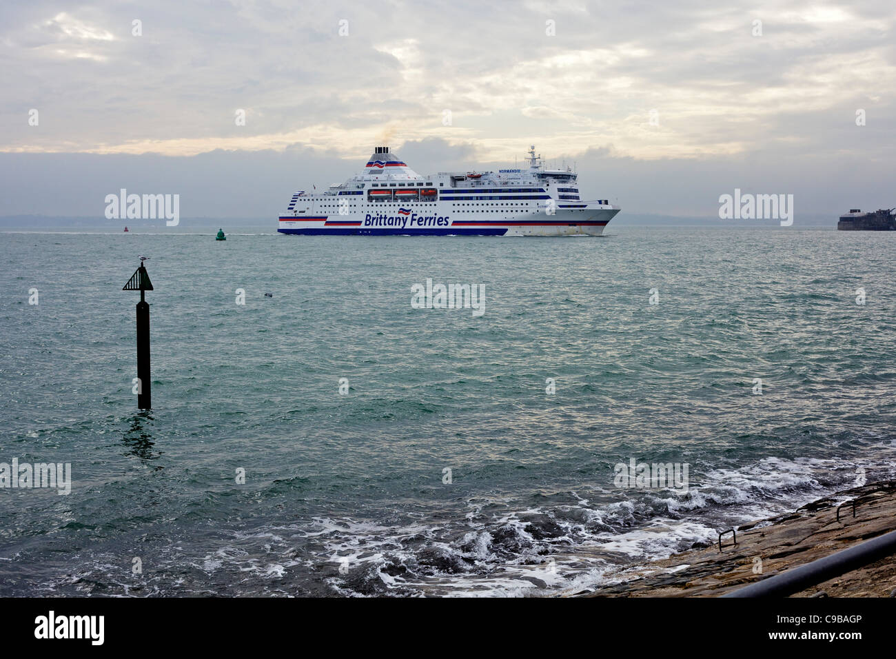 Brittany Ferries bateau en Normandie à Solent entrant dans le port de Portsmouth Banque D'Images