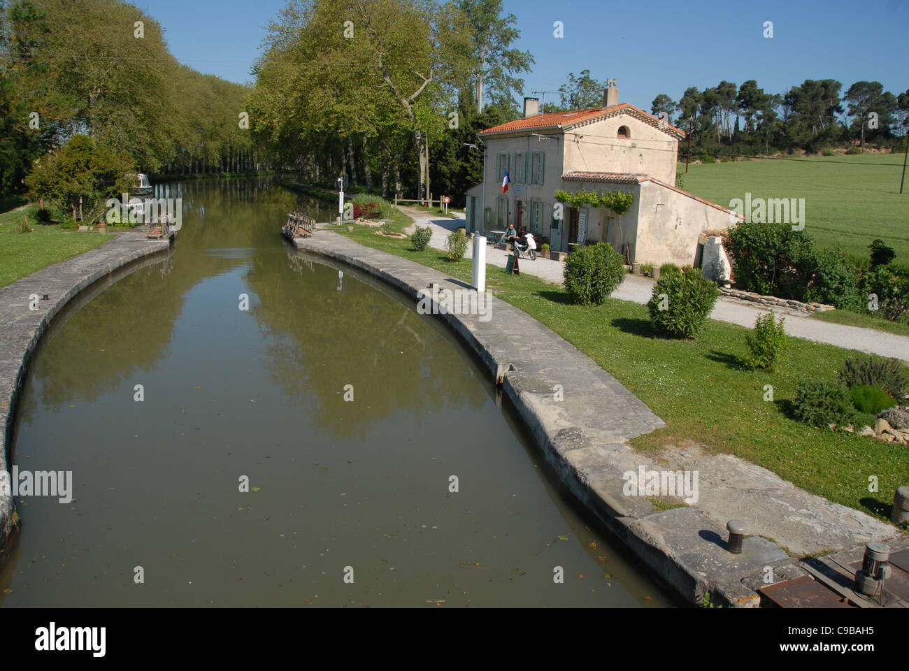 L'écluse Écluse de Peyruque sur le Canal du Midi à proximité de Castelnaudary dans l'Aude, Midi-Pyrénées, France Banque D'Images