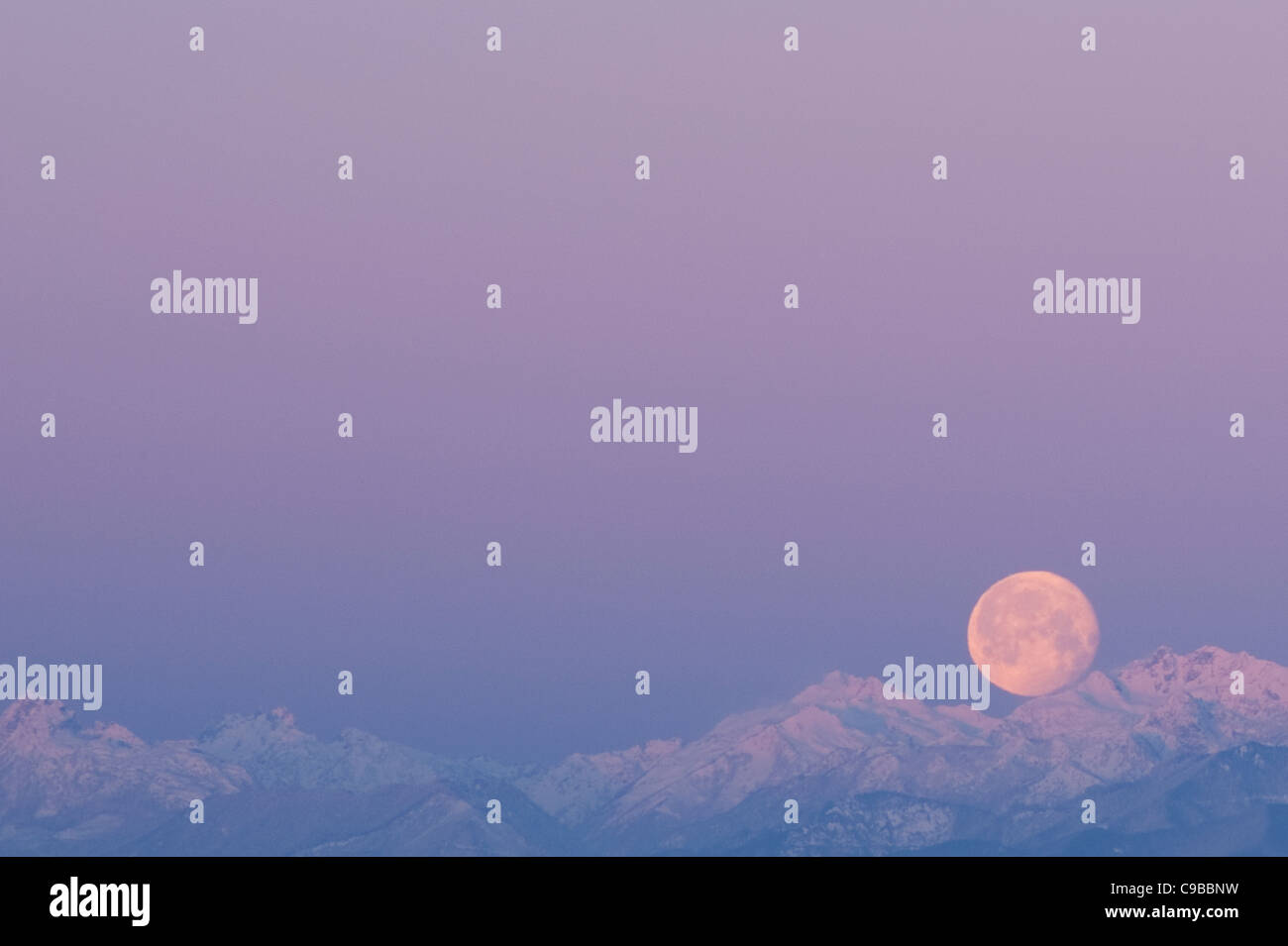 Lever du soleil avec la lune sur la neige des montagnes olympiques Banque D'Images