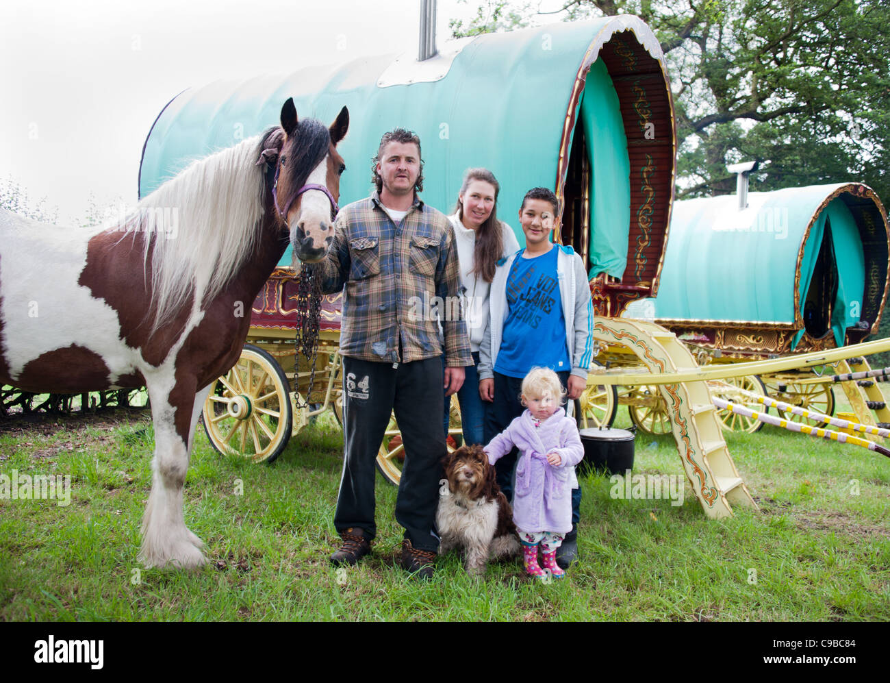 Voyageur romani famille avec caravane, chien et cheval Banque D'Images