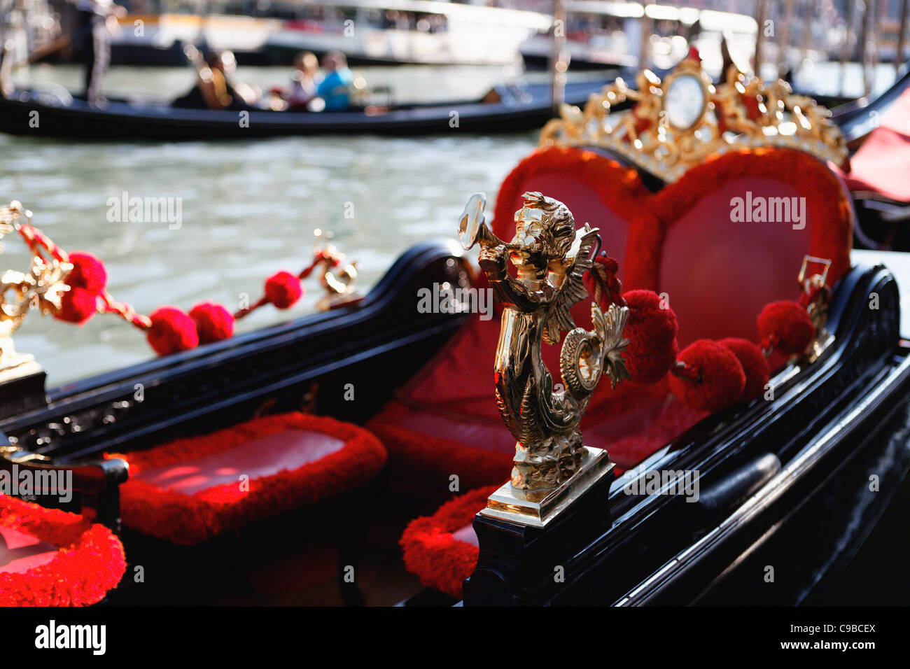Vue rapprochée d'une gondole, Claironnant Angel Ornament Rialto, Venise, Italie Banque D'Images