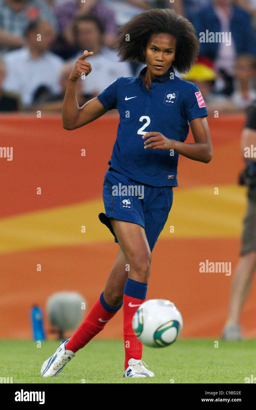 Wendie Renard de France passe le ballon lors d'un 2011 FIFA Women's World Cup Group d'un match contre l'Allemagne. Banque D'Images