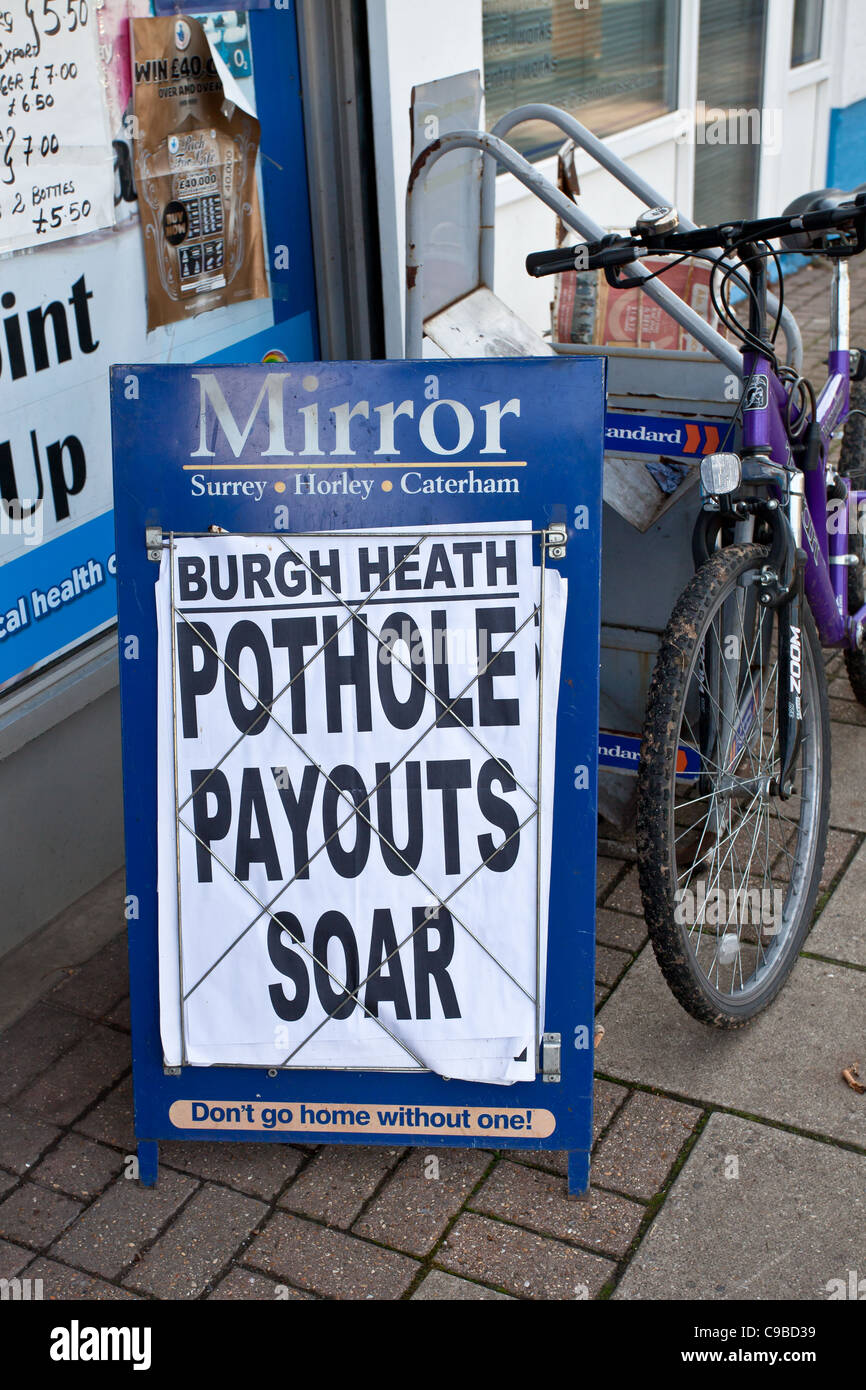 Marchand à Epsom, UK, 2011- gros titre de journal au sujet des paiements de dommages-poule Banque D'Images