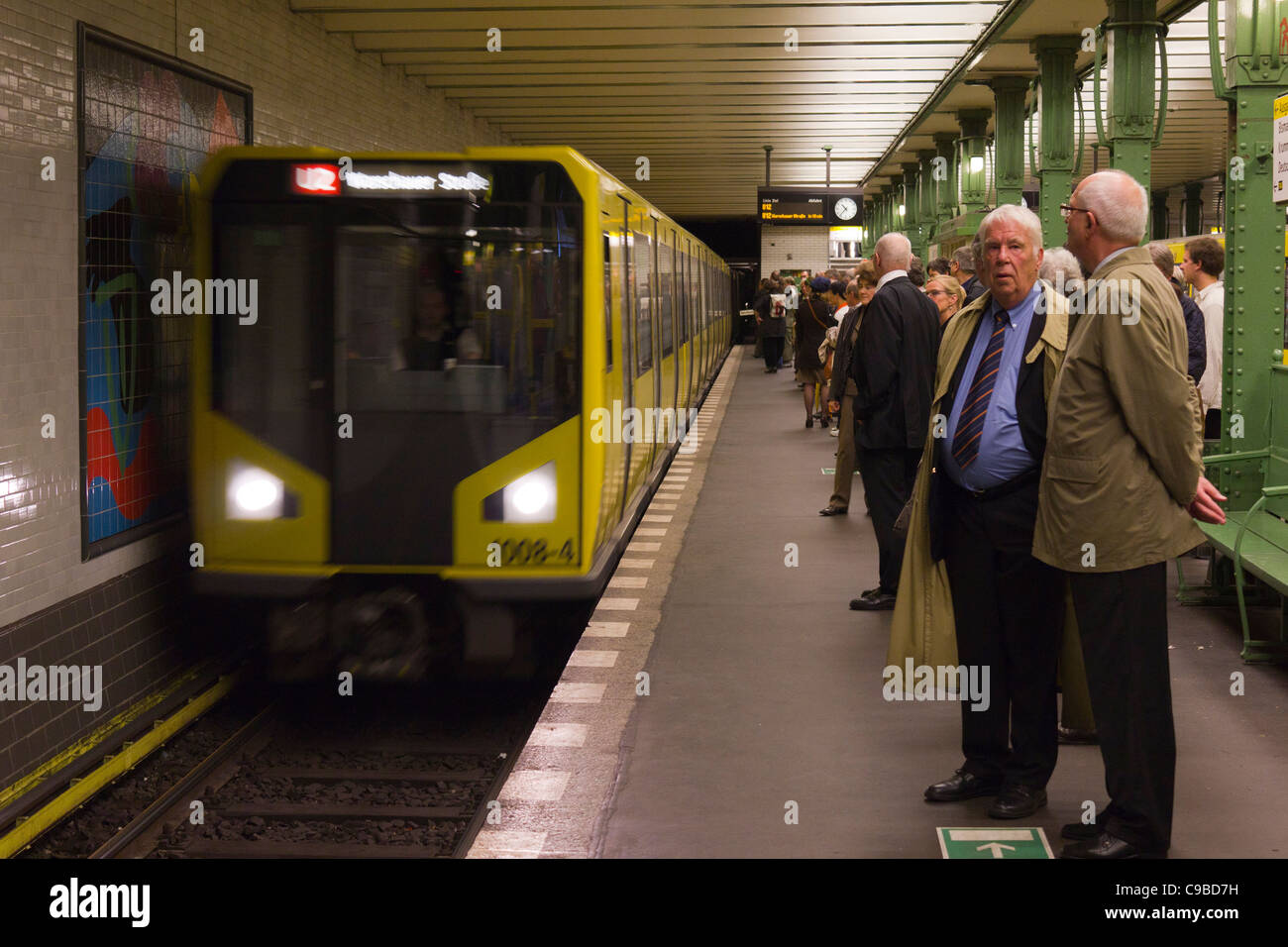 U bahn train arrivant en gare, Deutsche Oper Berlin, Allemagne Banque D'Images