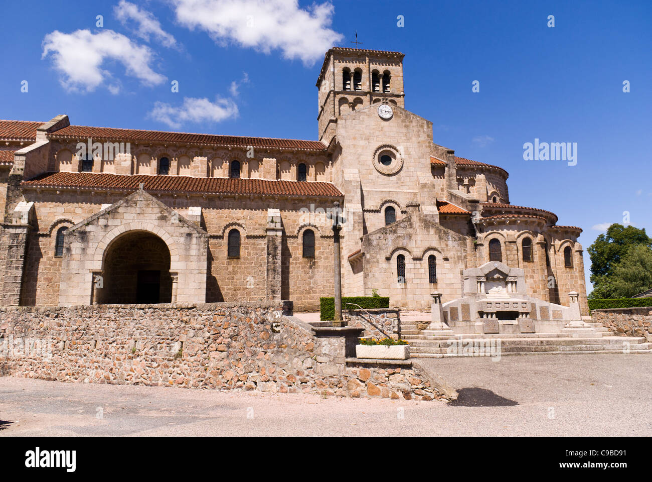 Eglise Notre-Dame, église romane à Châtel-Montagne, Allier, Auvergne, France. Banque D'Images