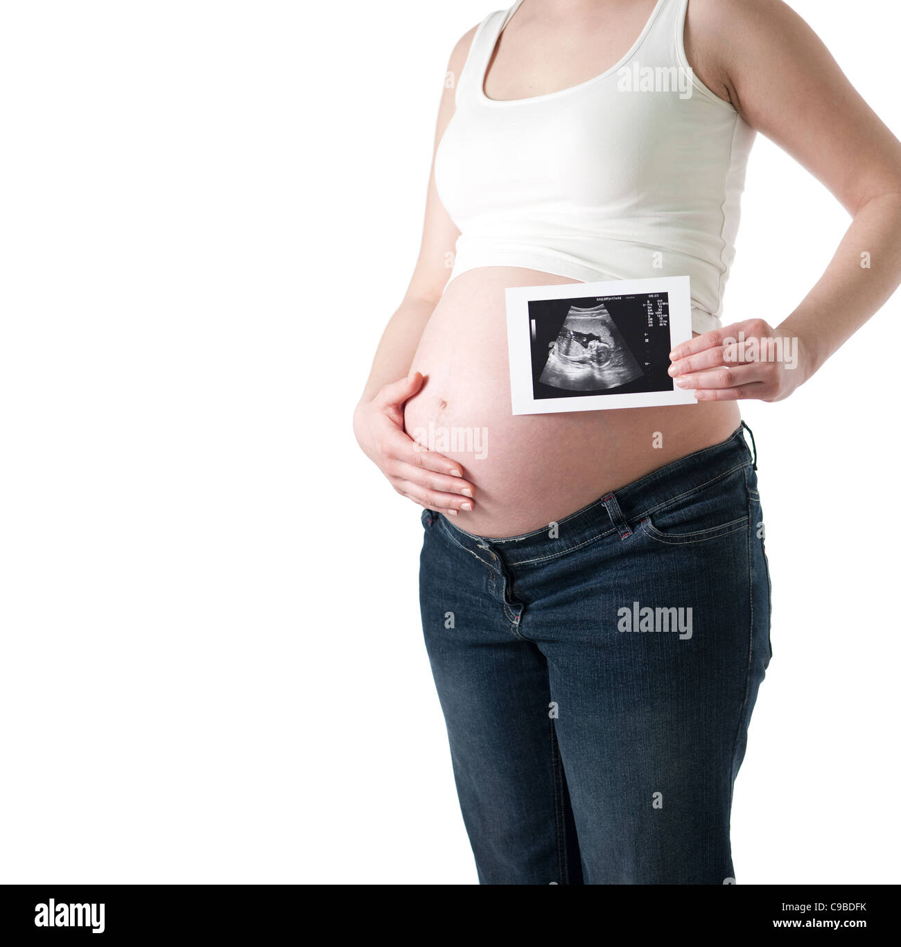 Pregnant woman holding ultrasound photo de son bébé, isolé sur fond blanc Banque D'Images