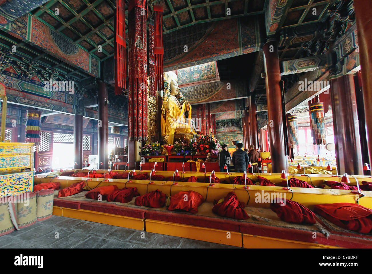 Prière bouddhiste dans le temple YongHeGong Lama, Beijing, Chine Banque D'Images