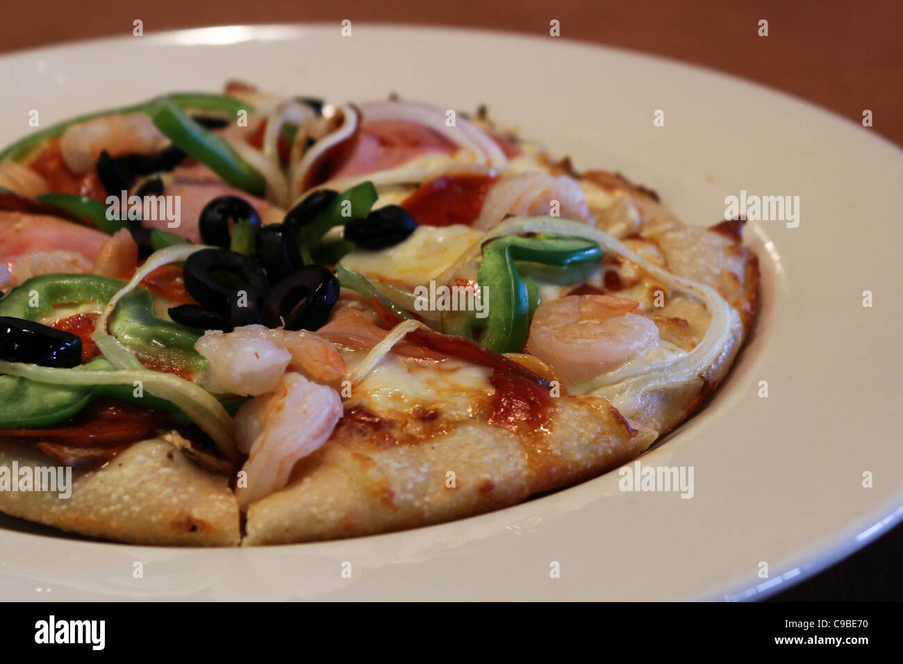 Pizza aux crevettes et piment vert plaque blanche olive Banque D'Images