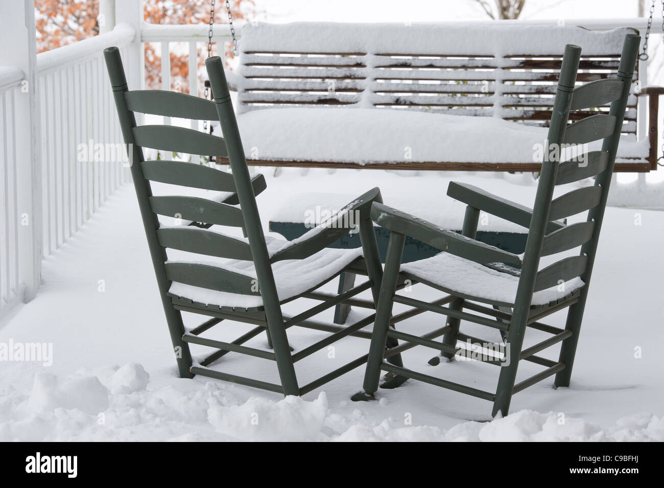 Table et chaises couvertes de neige sur un porche Banque D'Images