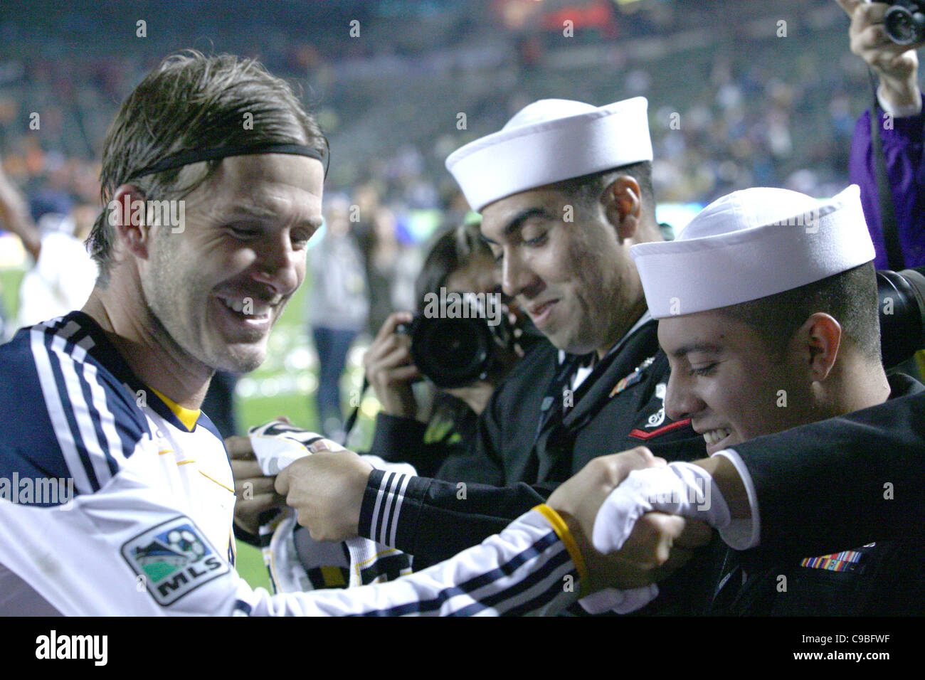 DAVID BECKHAM LA GALAXY donne à l'Écharpe de la marine américaine LA GALAXY V HOUSTON DYNAMO. La finale de la Coupe MLS 2011 CARSON LOS ANGELES FABRIQUÉES MAIN E Banque D'Images