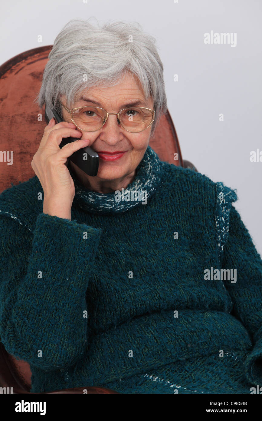 Portrait d'une vieille femme à l'aide d'un téléphone mobile. Banque D'Images