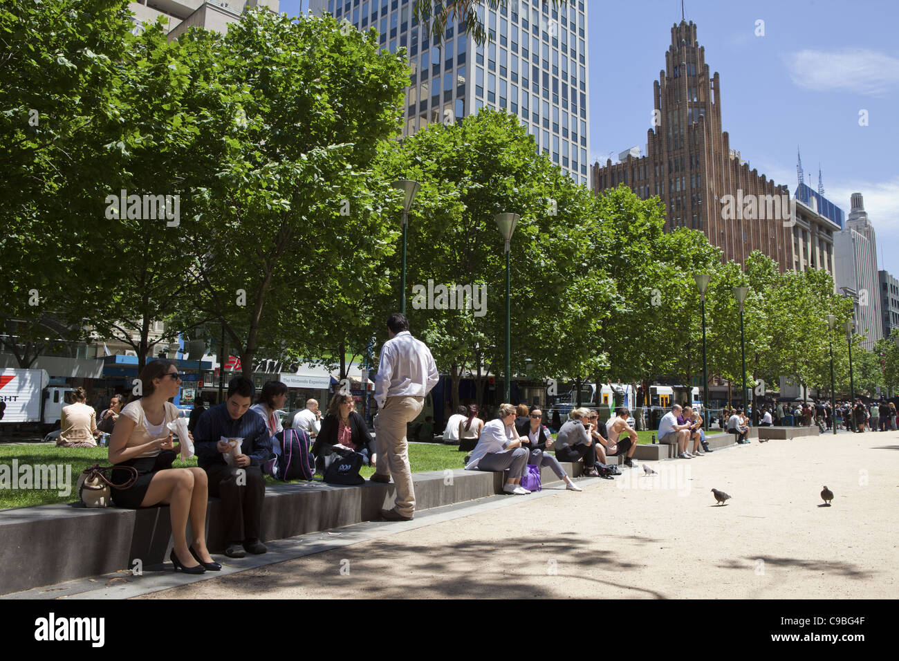 Le centre-ville de Melbourne, Australie Australian les personnes bénéficiant du beau temps dans la rue Victoria. Banque D'Images