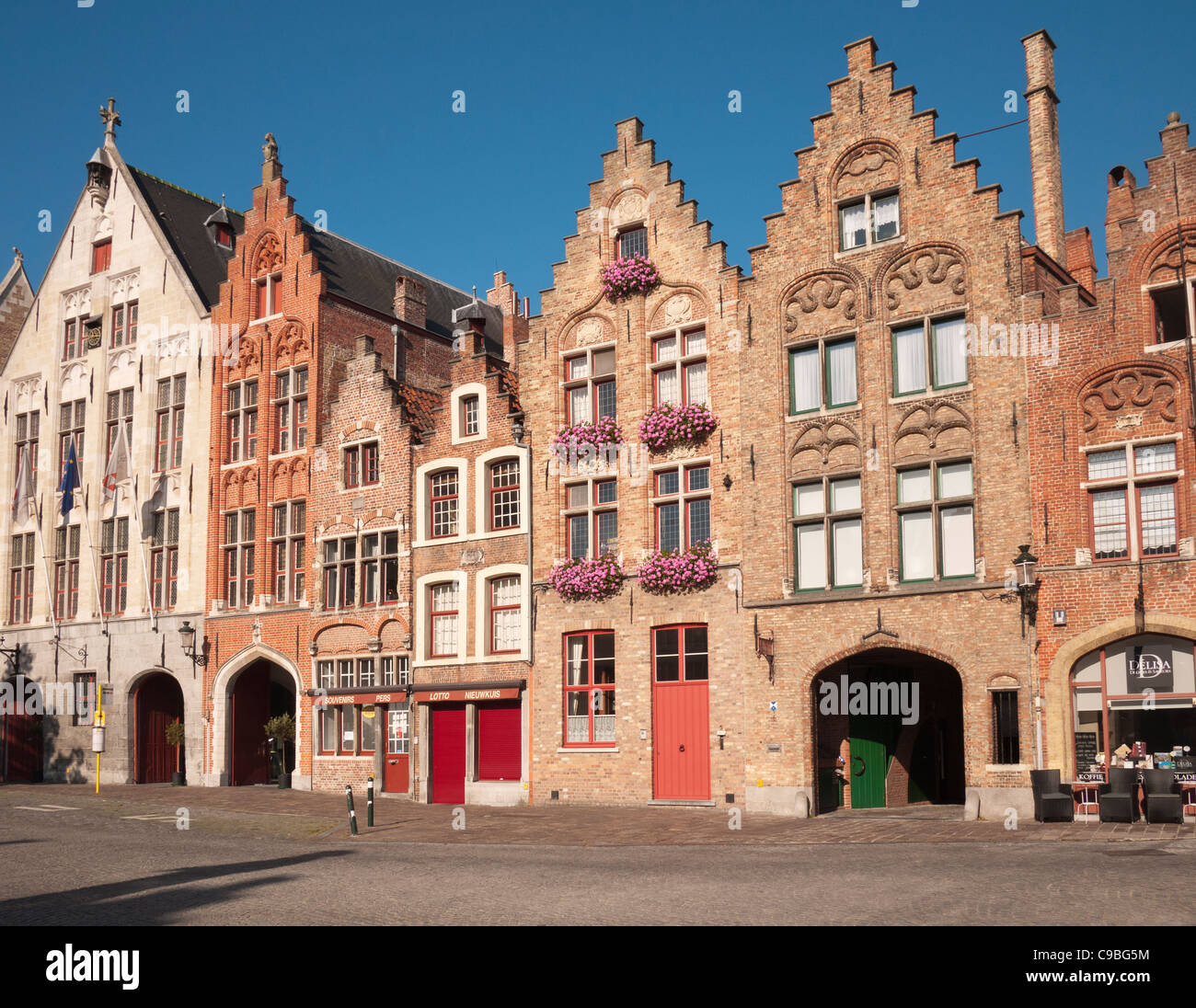 Les bâtiments historiques à Jan Van Eyckplein, Bruges, Belgique. Banque D'Images