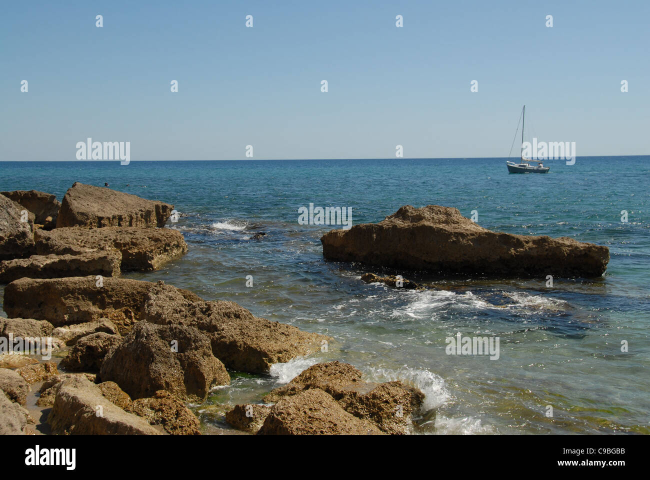 À au nord de Cap Leucate sur la mer Méditerranée, golfe du Lion dans le Languedoc-Roussillon, France Banque D'Images