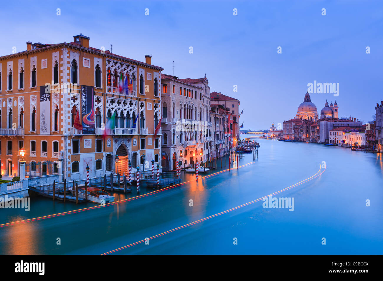 Coucher du soleil à Venise du pont de l'Accademia avec la vue sur le Grand Canal Banque D'Images