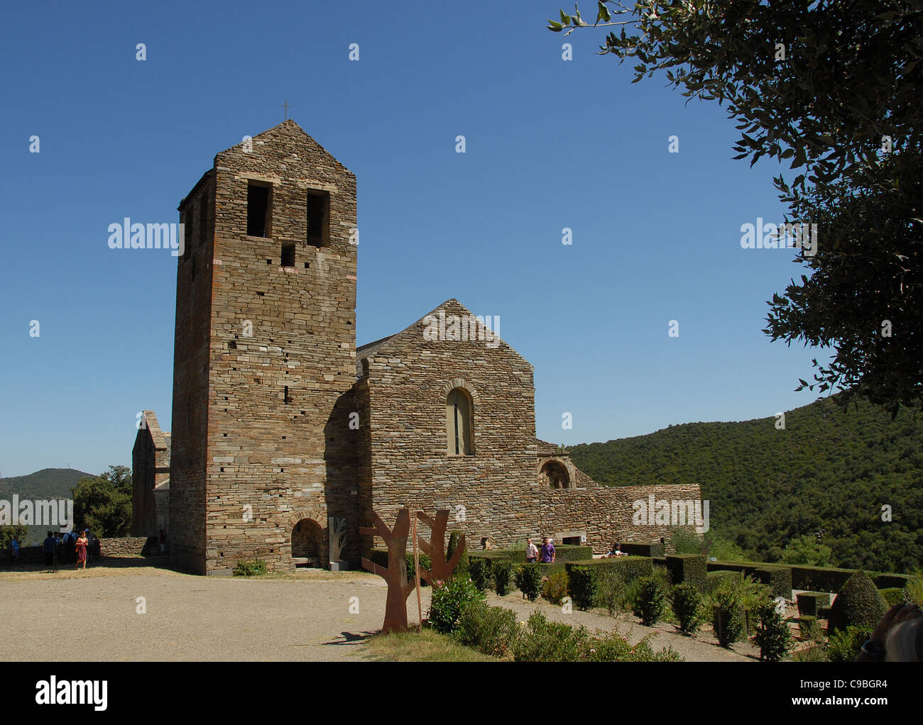 La priorité de Serrabonna dans les Pyrénées du sud de la France est une oeuvre d'art roman Banque D'Images