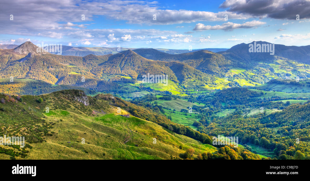 Beau panorama sur les sommets, plateaux et vallées en Auvergne (Cantal) dans le Massif Central située au centre-sud de la France Banque D'Images