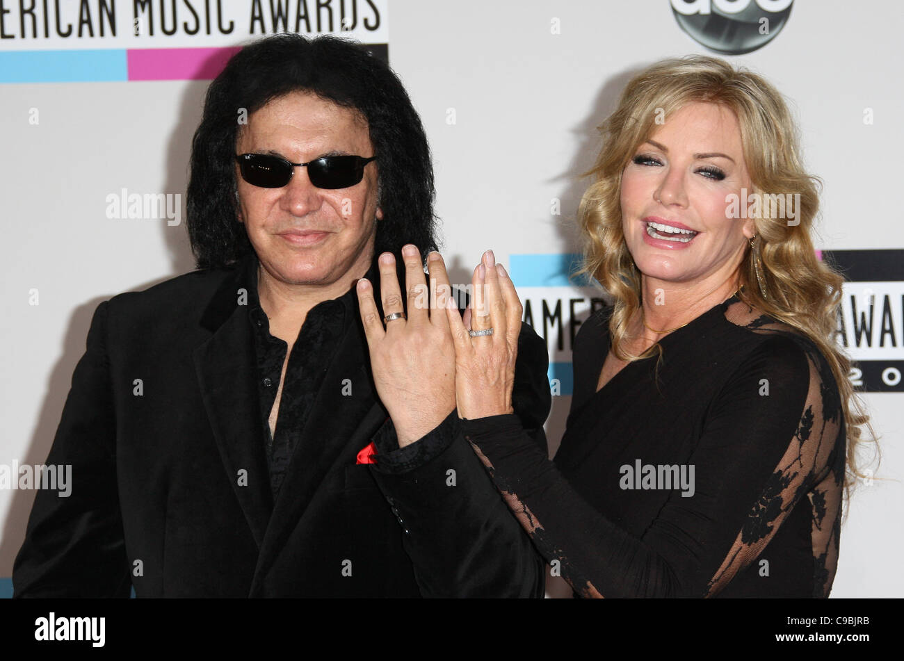 GENE SIMMONS et Shannon Tweed 2011 AMERICAN MUSIC AWARDS LE CENTRE-VILLE DE LOS ANGELES CALIFORNIA USA 20 novembre 2011 Photo Stock - Alamy
