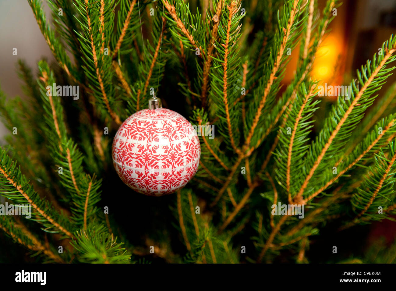 Balle sur un arbre de Noël Banque D'Images