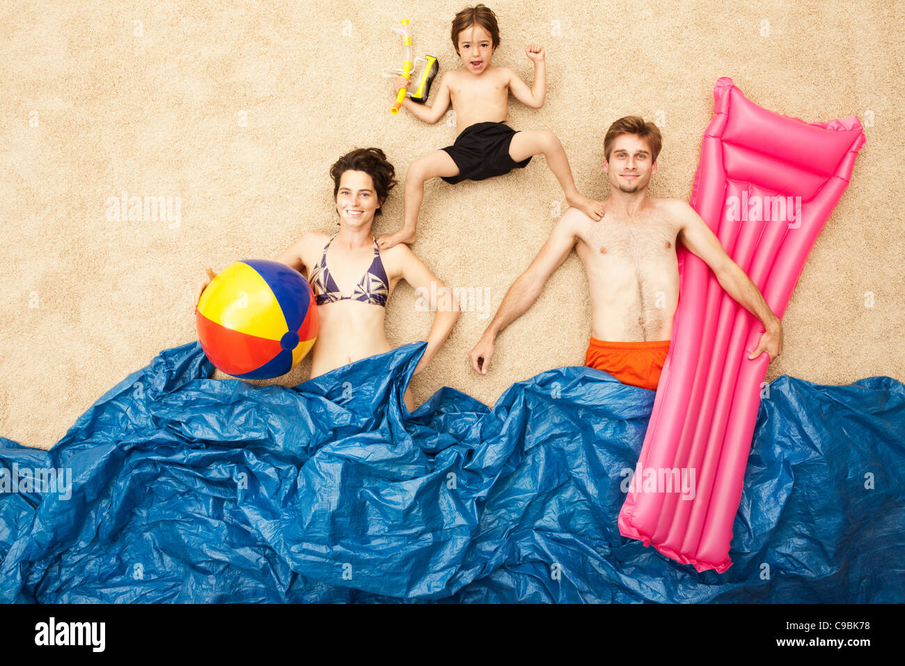 Allemagne, scène de plage artificielle avec la famille s'amuser dans les vagues Banque D'Images