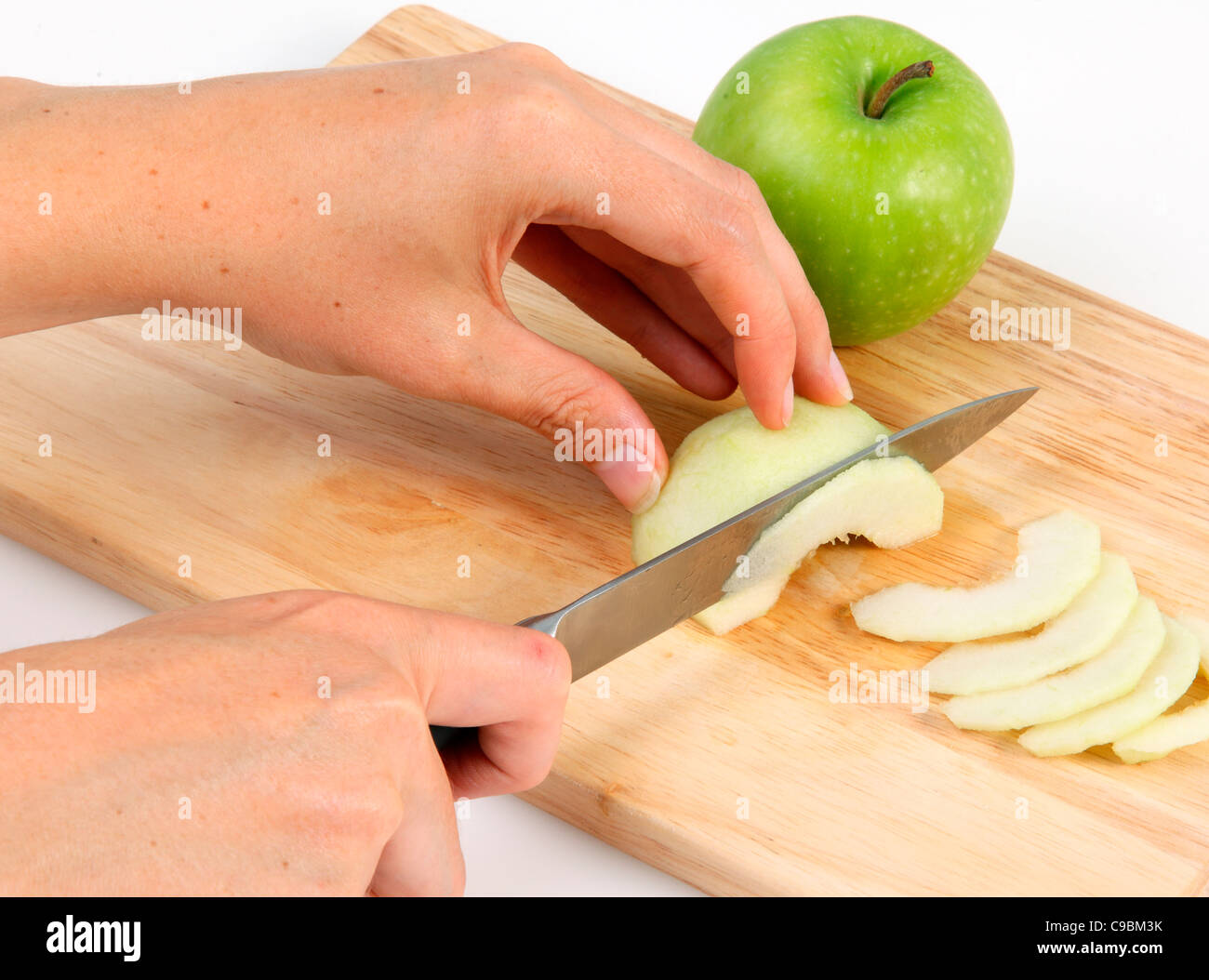 Découper une pomme verte Banque D'Images