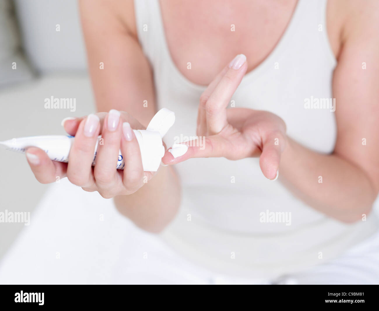 Mature Woman squeezing tube de crème hydratante sur son doigt Photo Stock -  Alamy