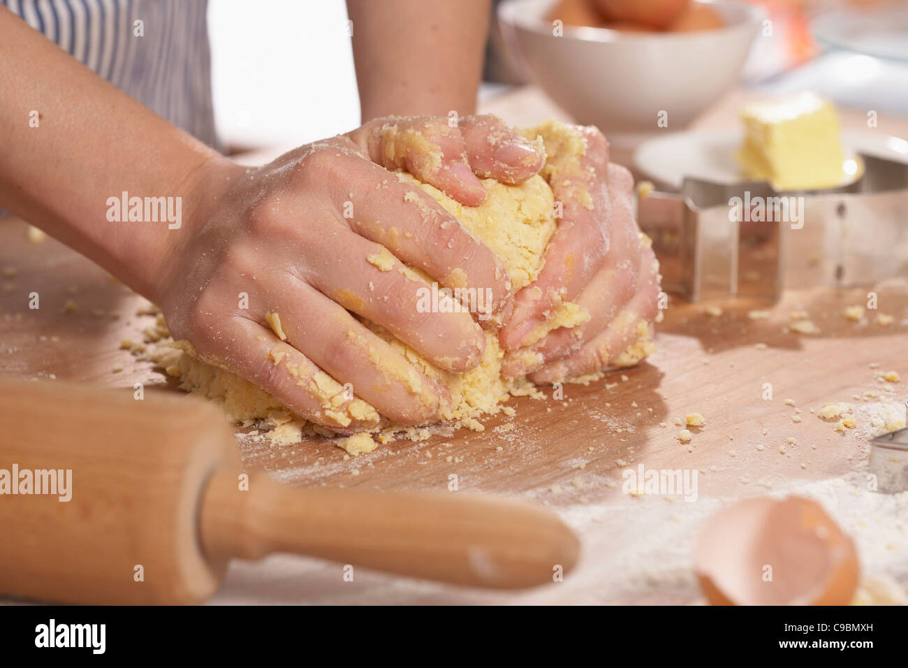 Femme faisant de la pâte à cookies dans la cuisine Banque D'Images
