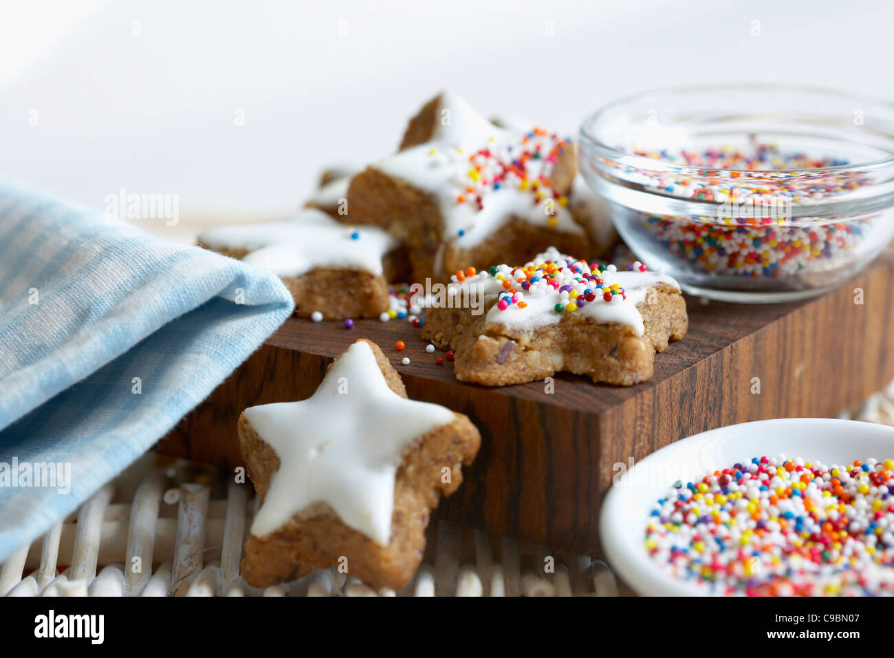 Étoiles à la cannelle cookies sur planche, Close up Banque D'Images