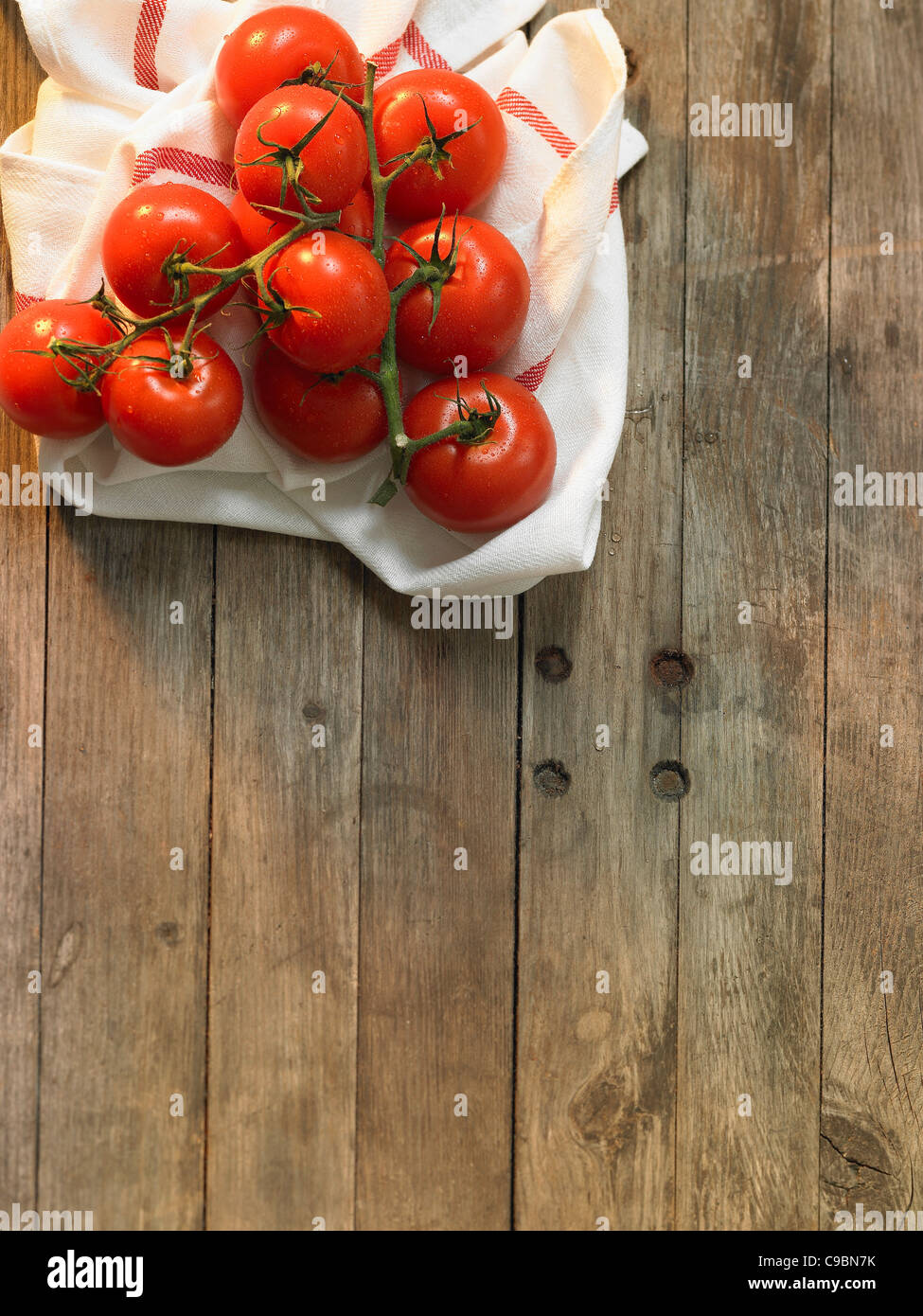 Tomates sur table en bois Banque D'Images