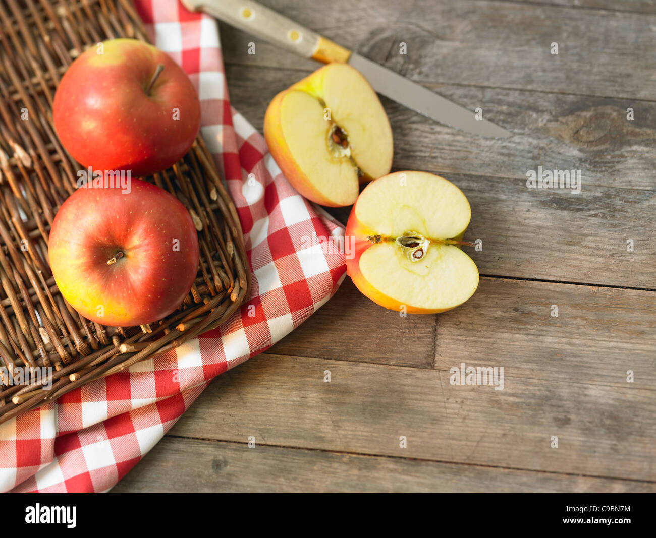 Pommes sur table en bois Banque D'Images