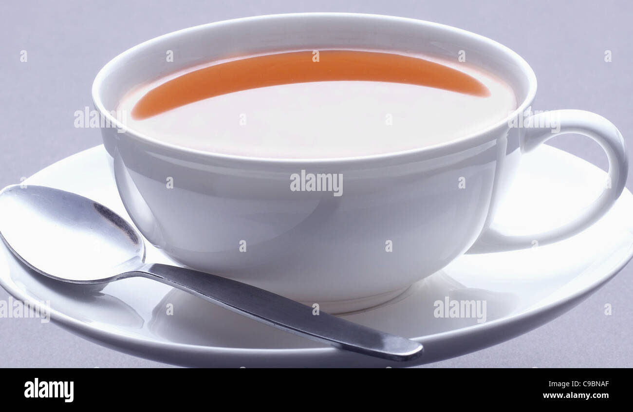 Plateau à thé tasse sur fond blanc Banque D'Images