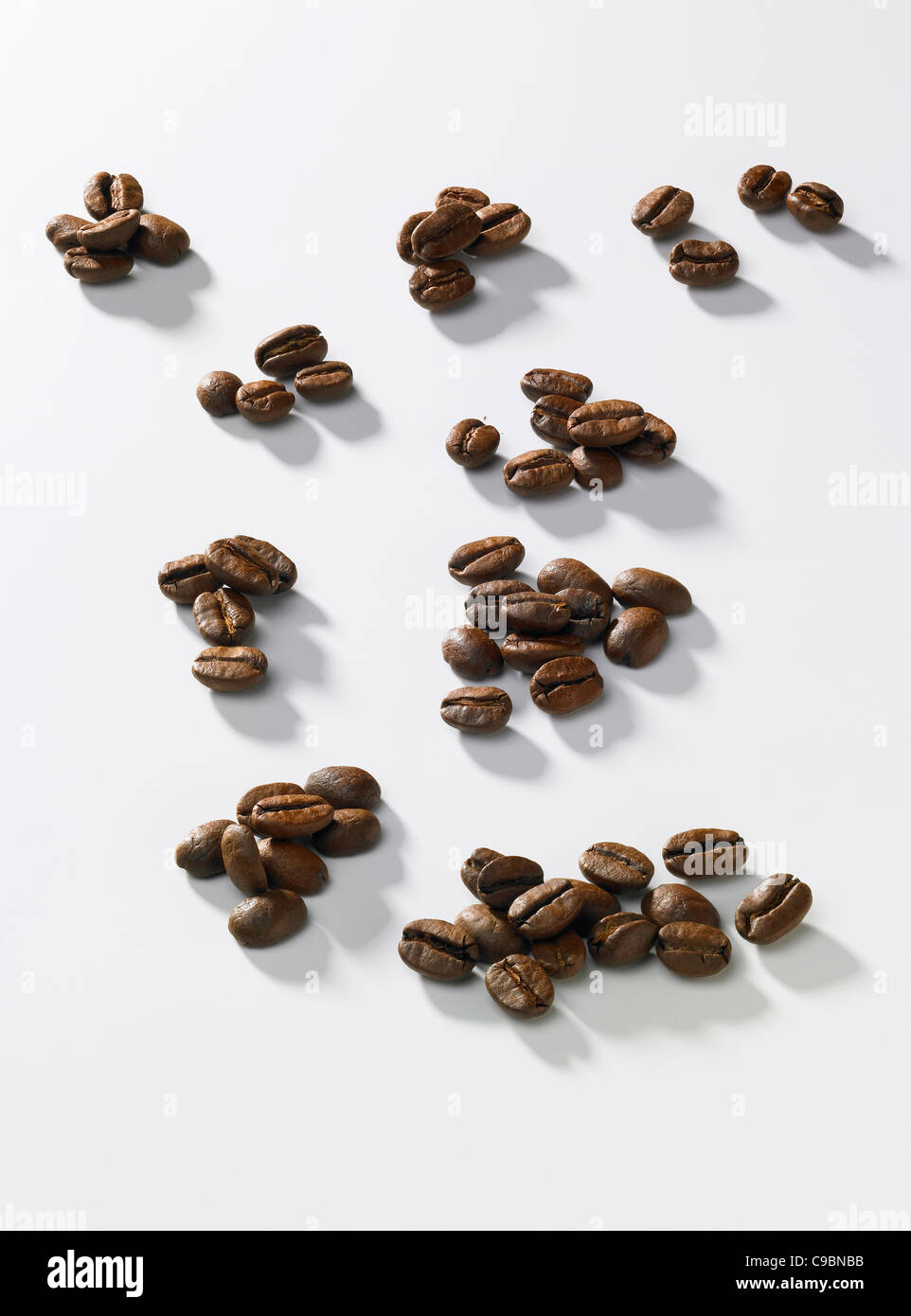 Les grains de café rôtis sur fond blanc Banque D'Images