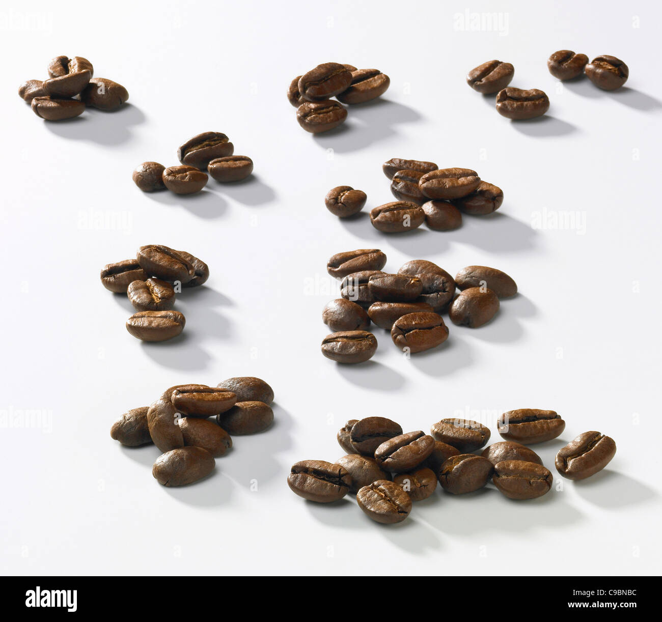 Les grains de café rôtis sur fond blanc Banque D'Images