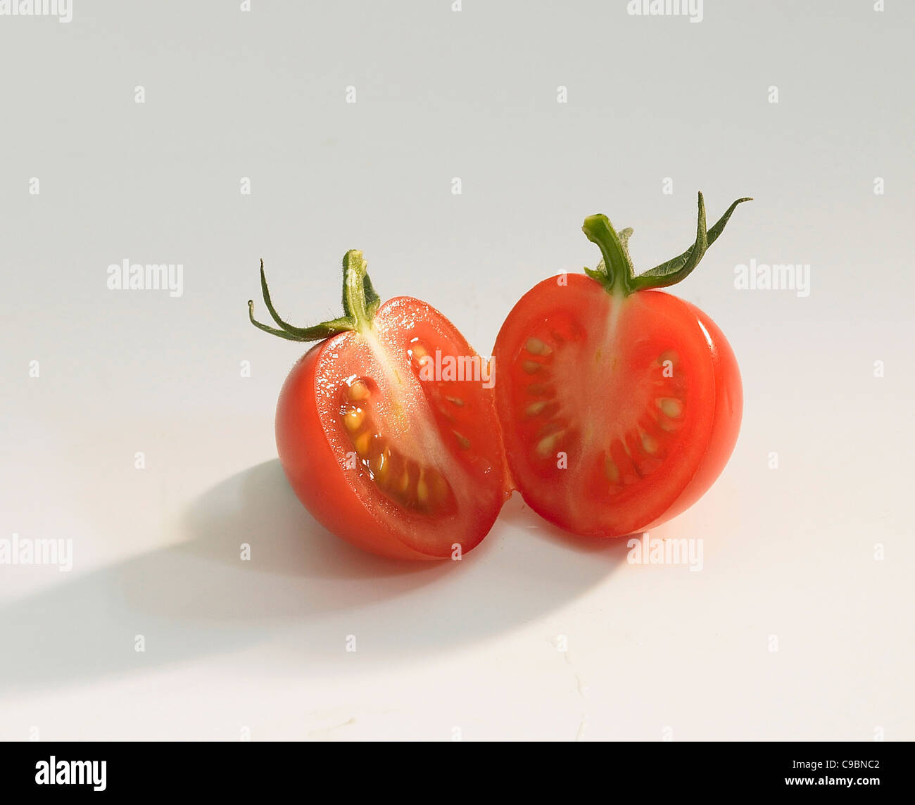 Des tranches de tomate sur fond blanc Banque D'Images