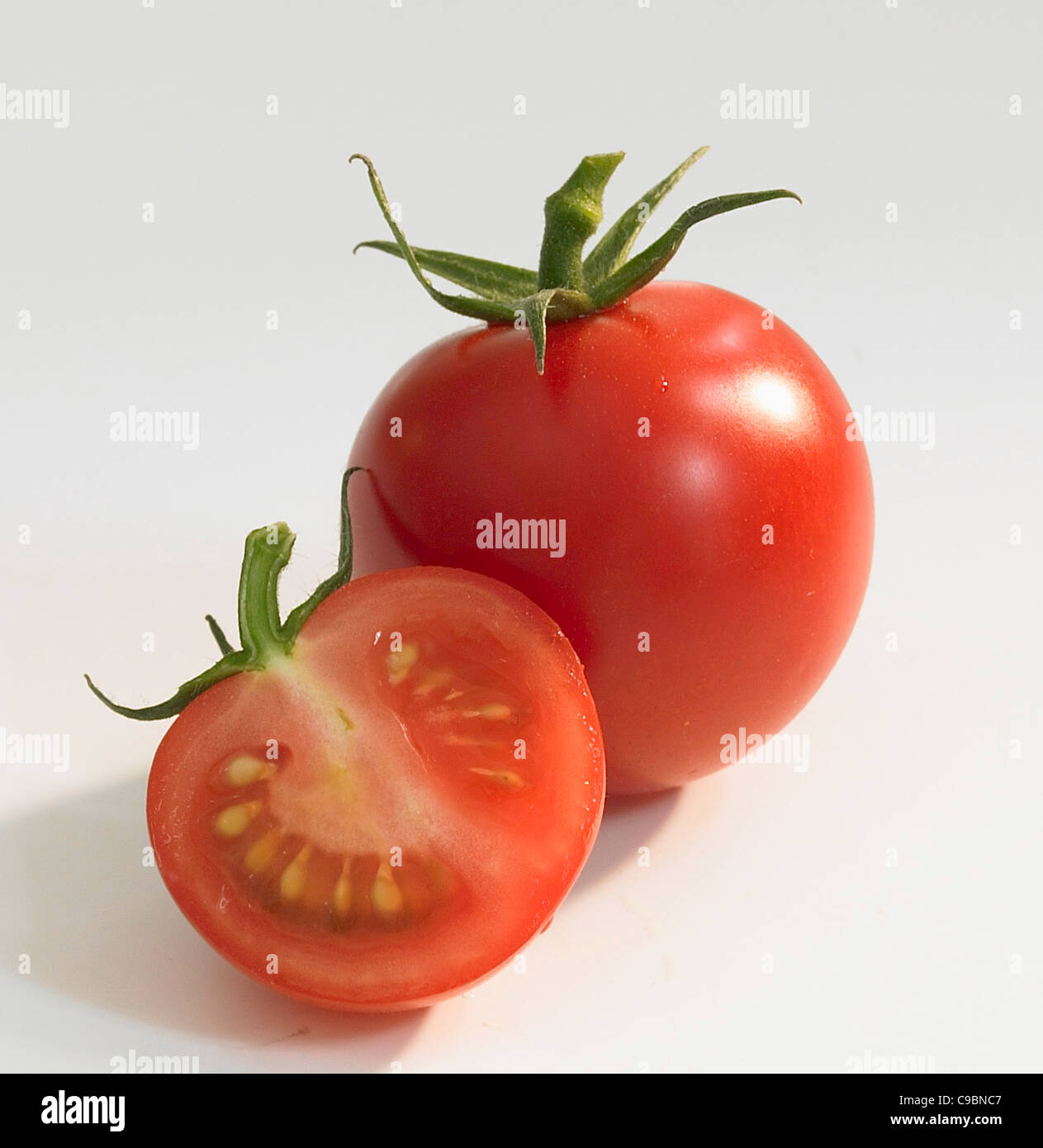 Coupe tomates sur fond blanc Banque D'Images