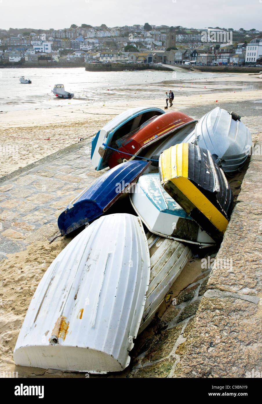 Dériveurs stockés sur un plan incliné à St Ives Harbour à Cornwall Banque D'Images