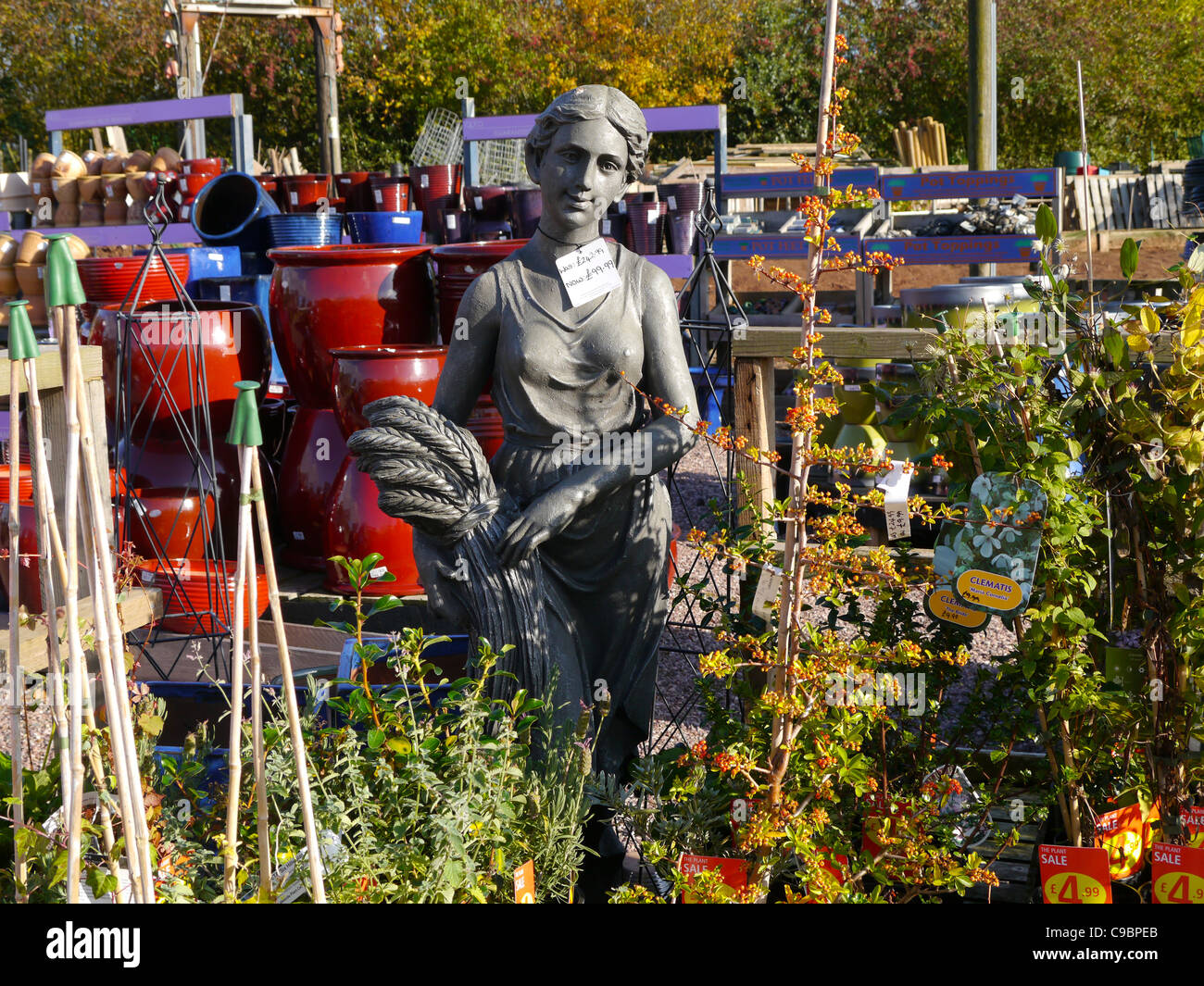 Statue de jardin à la vente à un Shropshire garden centre Banque D'Images