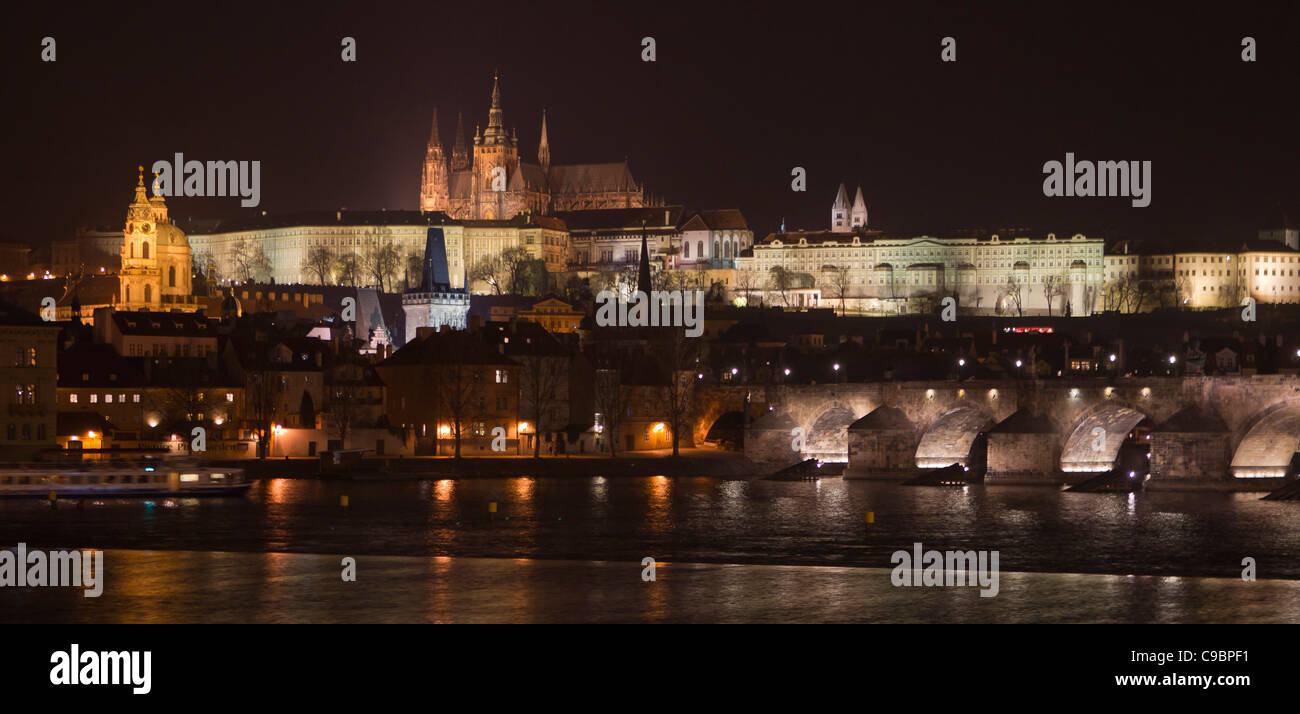 Le Château de Prague et le Pont Charles la nuit, Prague, République Tchèque Banque D'Images