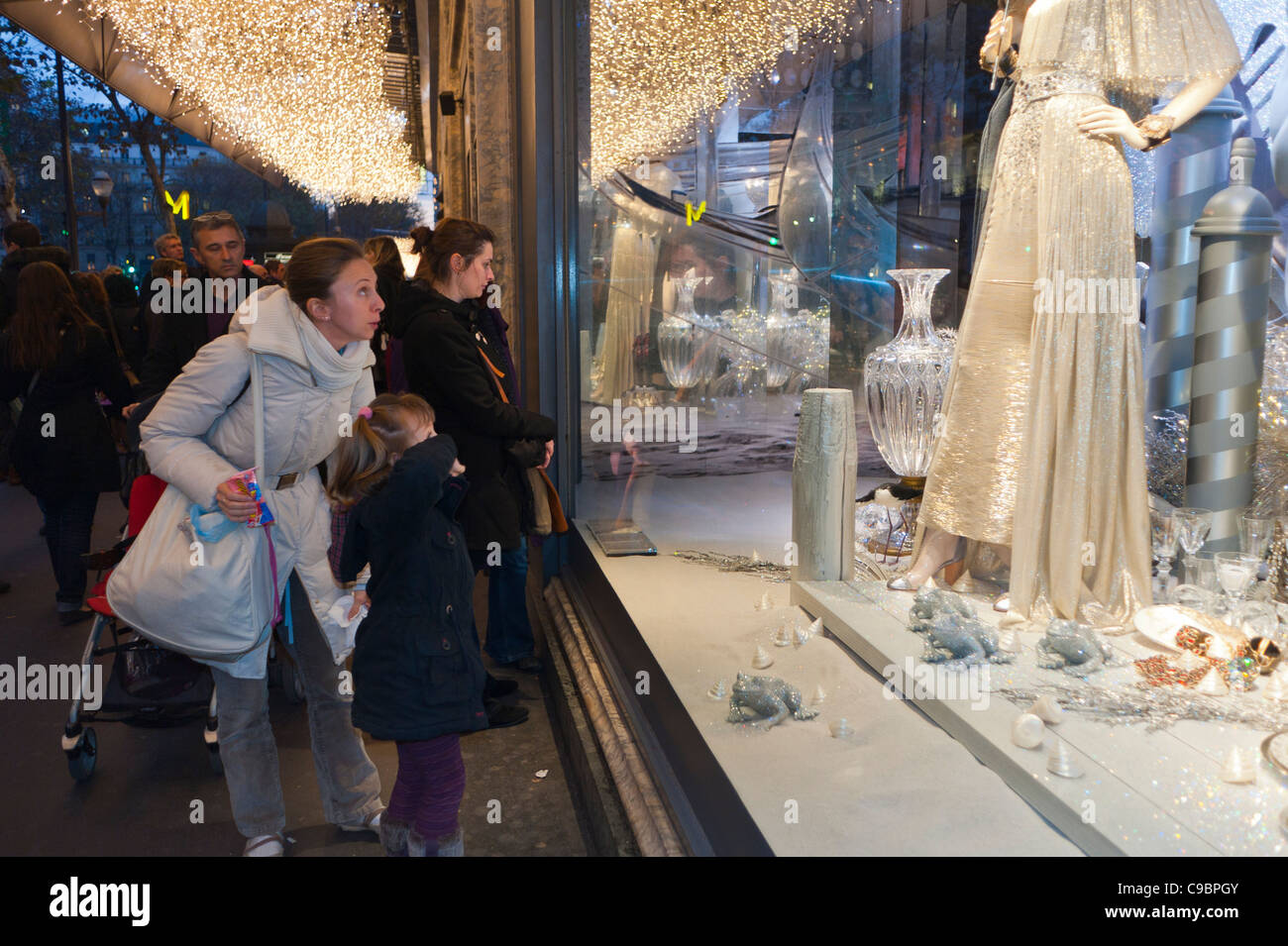 Paris, France, familles à la recherche dans la façade du grand magasin printemps, fenêtres, marque haute couture Chanel, produits de consommation de luxe, profiter des lumières de Noël, affichages de mode, maman shopping avec sa fille Banque D'Images