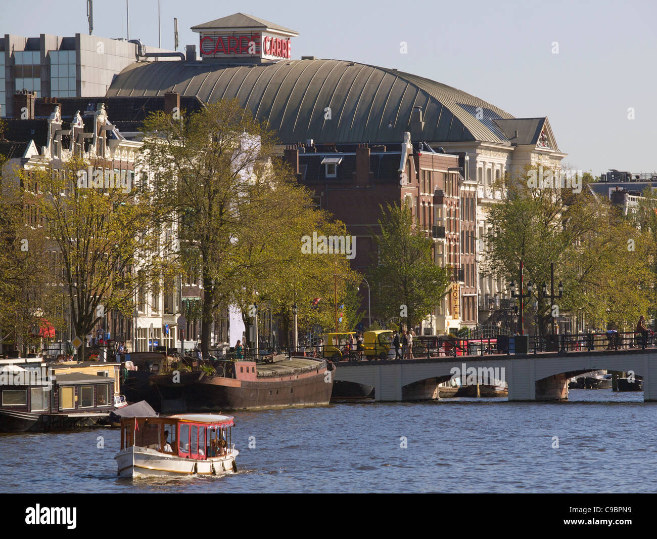 Le plus célèbre théâtre dans les Pays Bas, Carré, sur la rive de la rivière Amstel, à Amsterdam. Banque D'Images
