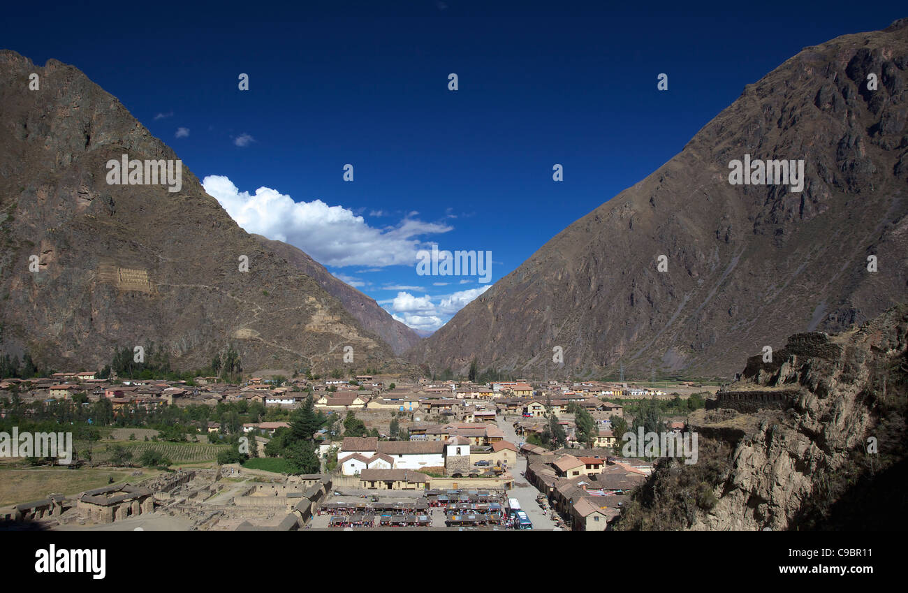 Les ruines Inca au village d'Ollantaytambo, région de Cuzco, Pérou, Amérique du Sud Banque D'Images