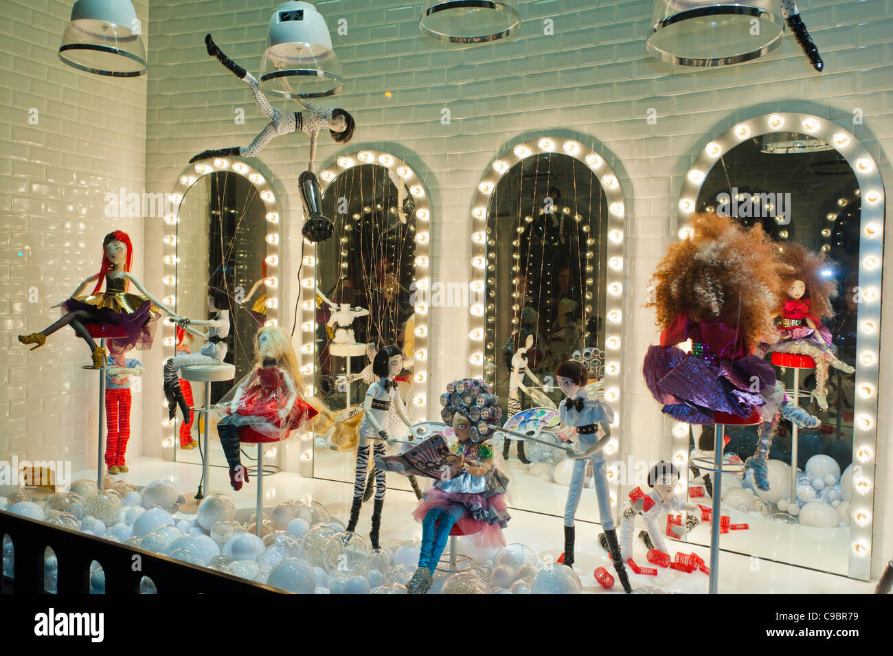Paris, France, grand magasin 'Galeries Lafayette', vitrine de la boutique, lumières de Noël, poupées, présentoirs, magasin de jouets animés, Noël Banque D'Images
