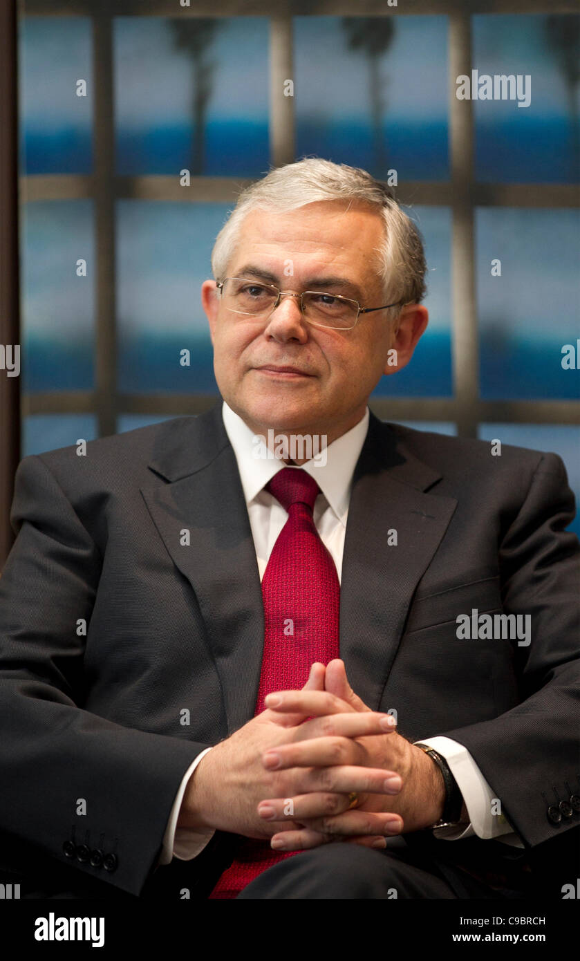 Le nouveau Premier Ministre de la Grèce, Lucas Papademos, photographié lors de sa première visite à la Commission européenne Banque D'Images