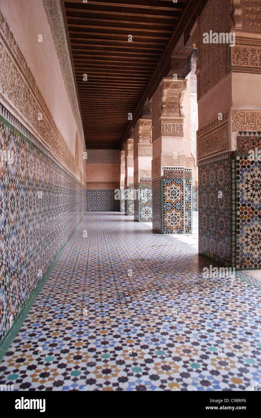 L'élaboration de carreaux dans la Madrasa Ben Youssef, Marrakech, Maroc Banque D'Images