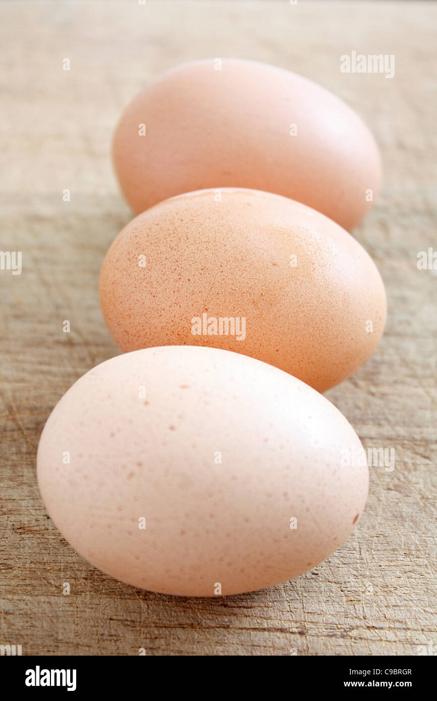 Des œufs sur une surface en bois Banque D'Images