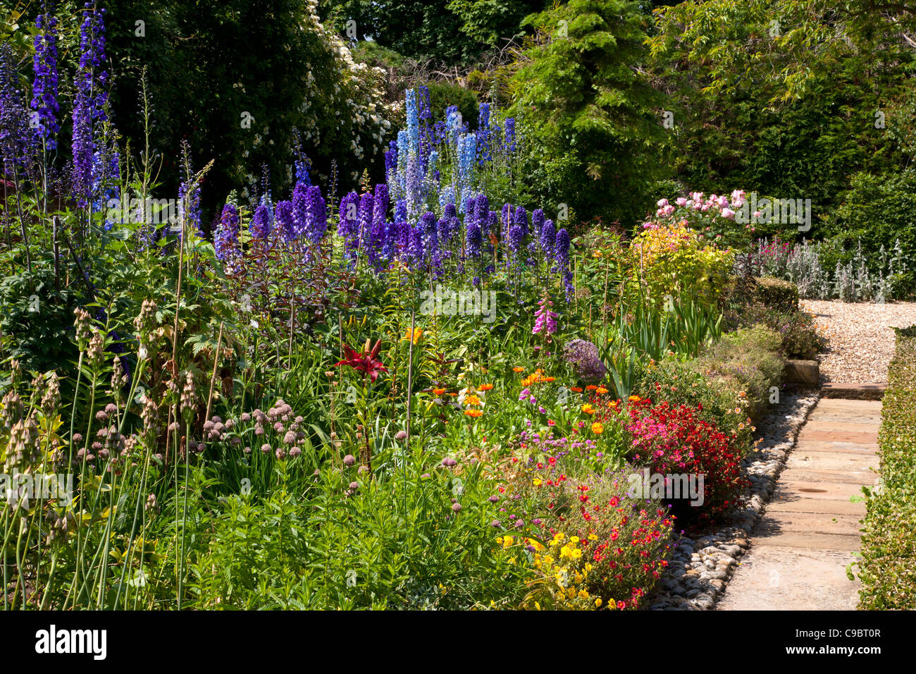L'été classique English Chalet jardin avec plantes border . Banque D'Images