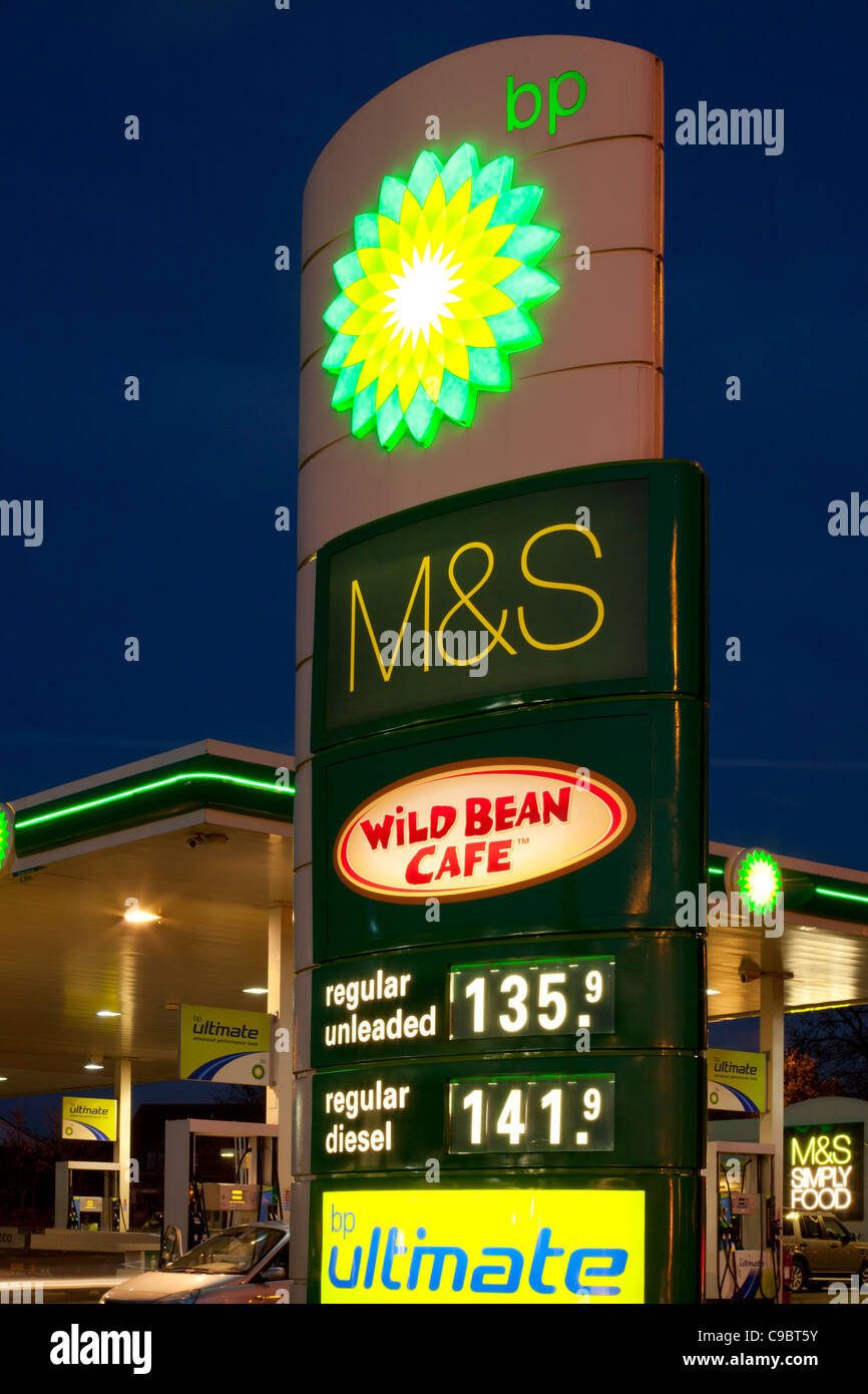 Garage carburant BP et M&S supermarché avant-cour de nuit, en Angleterre, en Europe Banque D'Images