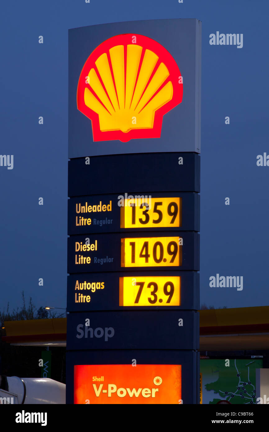 Garage carburant avant-cour de nuit, en Angleterre, en Europe Banque D'Images