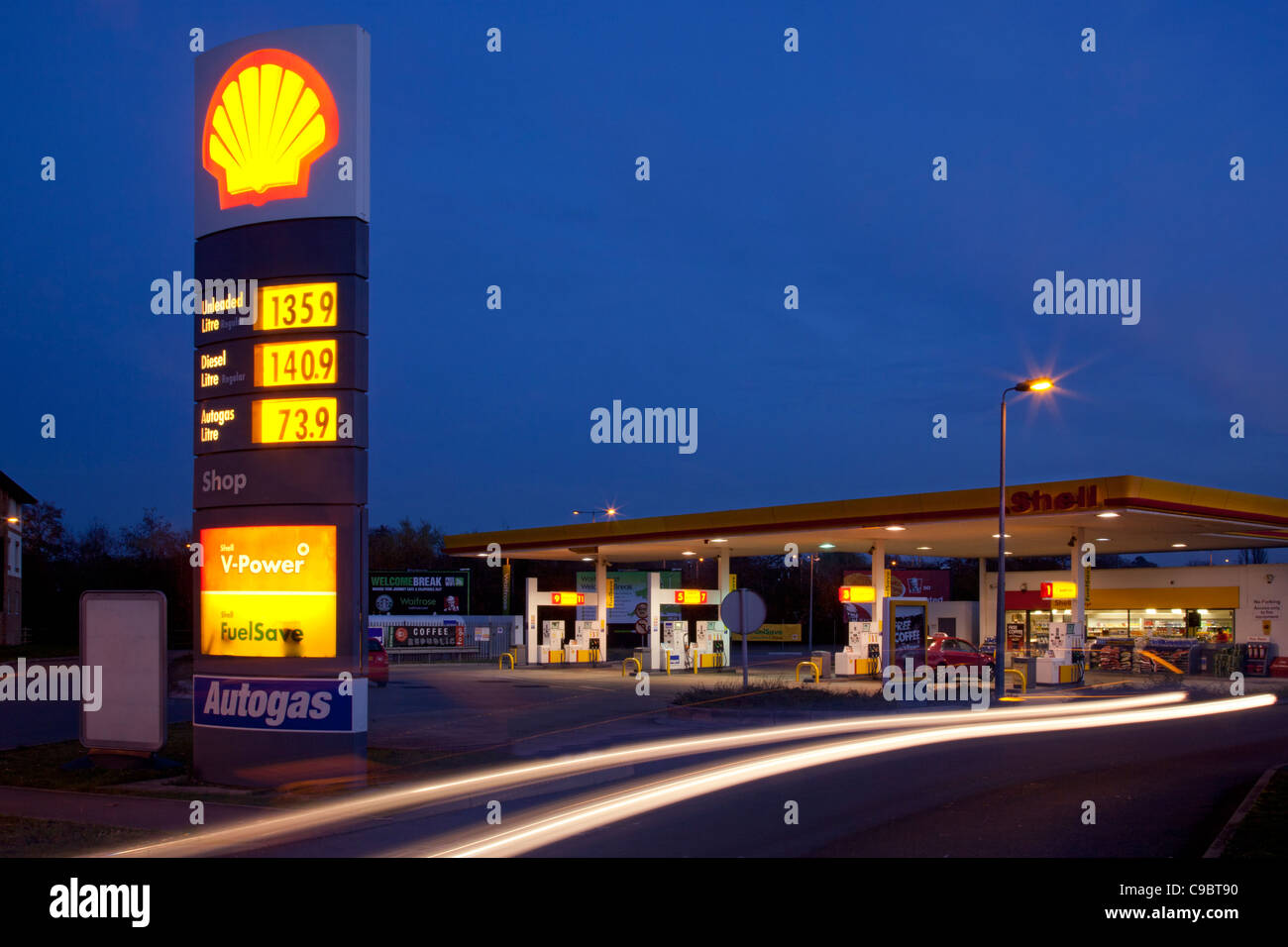 Garage de carburant Shell avant-cour de nuit, en Angleterre, en Europe Banque D'Images