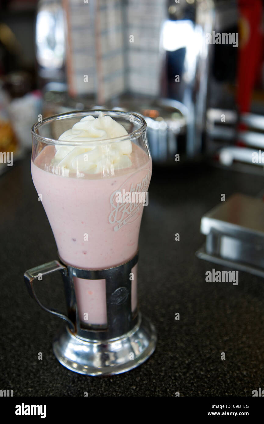 Strawberry Milkshake au Johnny Rockets Diner dans Laguna Beach - CA Banque D'Images